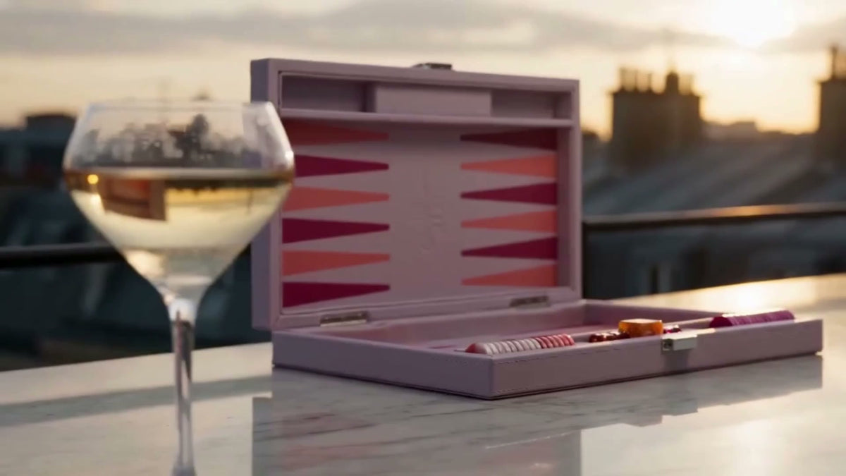 Pions alignes dans le cuir rouge d'une planche de backgammon